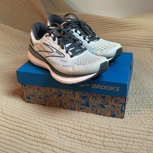 New! Brooks Glycerin GTS 19, women’s size 8.5 Wide running shoe.